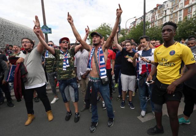 开云平台-关于巴黎王子公园球场遭遇暴力事件！球迷混战的信息