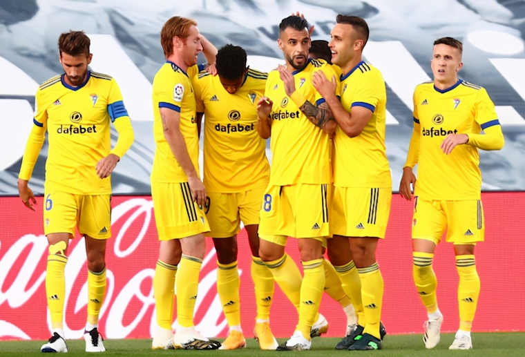 包含卡迪斯主场大胜，击败对手晋级的词条